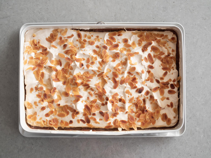 upieczone ciasto z rabarbarem i bezą