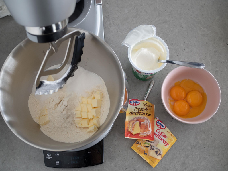 w misie robota Bosch składniki na spód ciasta rabarbarowego z bezą