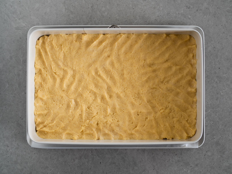 na dużej blaszce z odpinanymi rantami Dr. Oetkera wyłożone nieupieczone ciasto