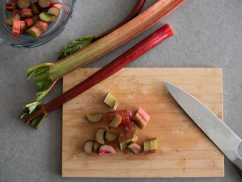 na drewnianej desce pokrojony rabarbar na ciasto z rabarbarem