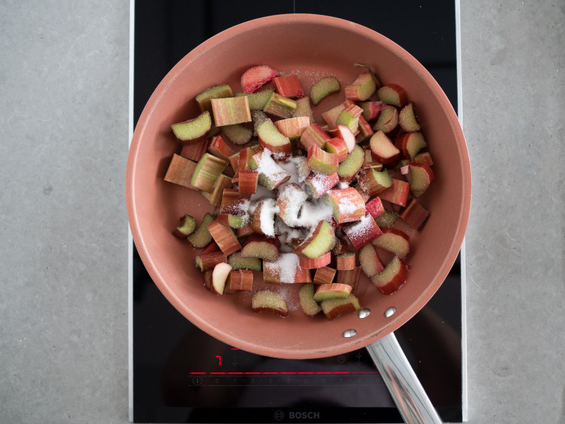 na małej płycie indukcyjnej bosch patelnia z pokrojonym rabarbarem i cukrem