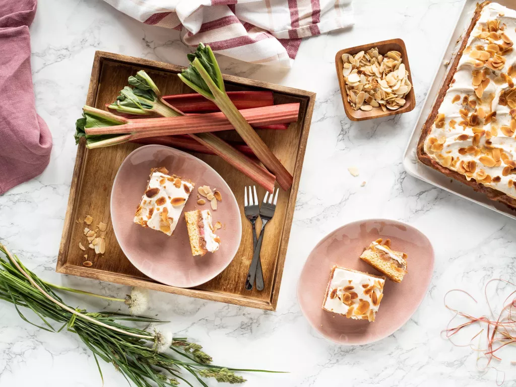ciasto z rabarbarem i bezą wszystkiego słodkiego