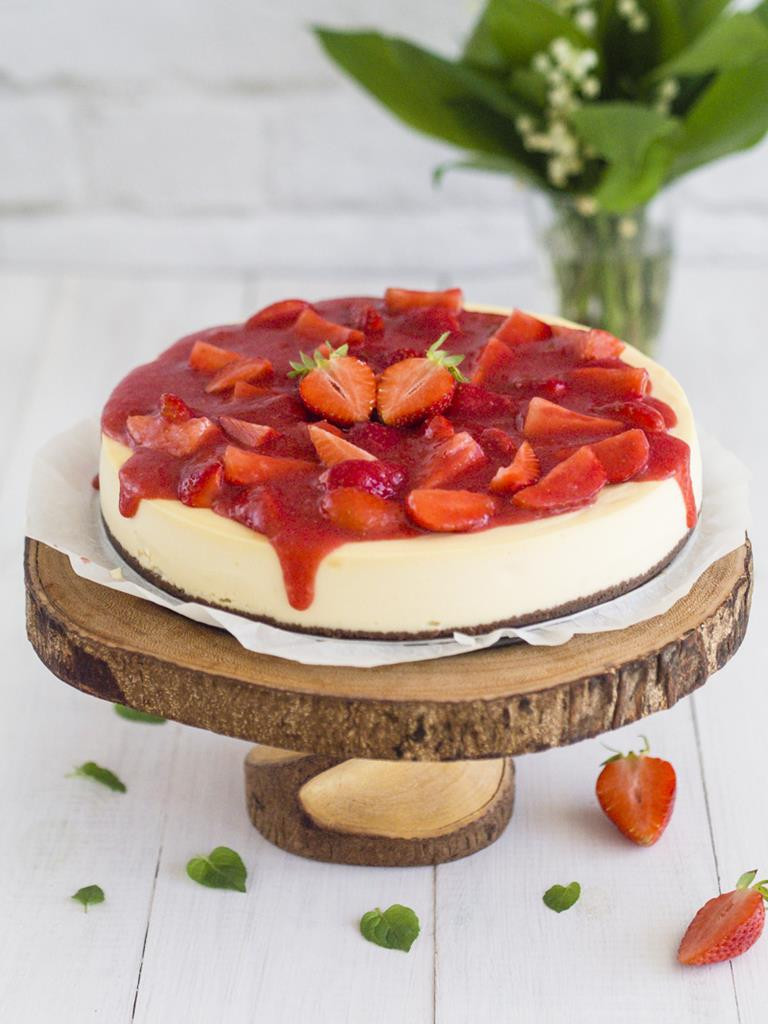 Sernik z białą czekoladą i truskawkami na paterze