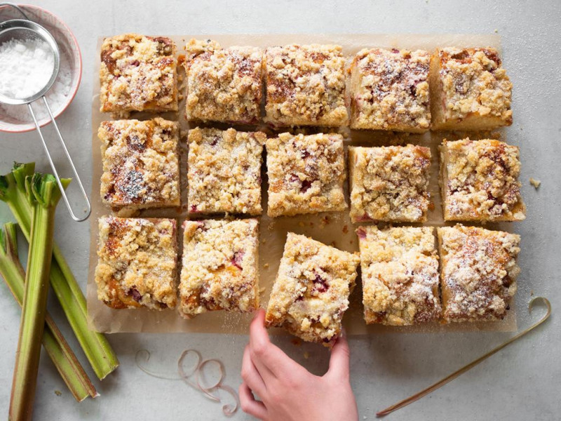 Pokrojone ciasto drożdżowe z serem i rabarbarem - Wszystkiego Słodkiego