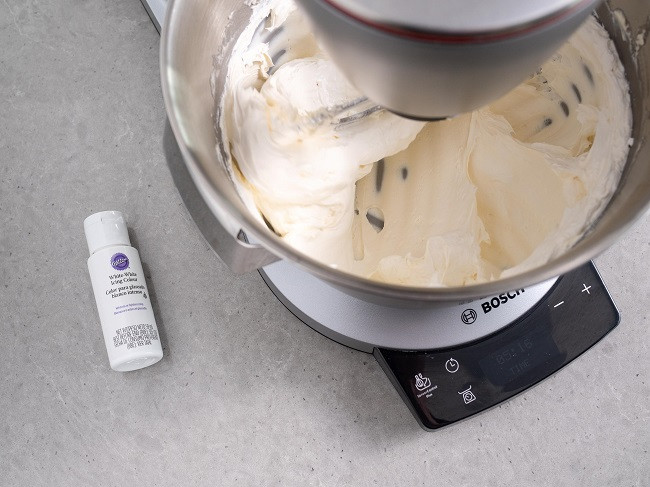 Krem maślany z dodatkiem barwnika białego Wilton