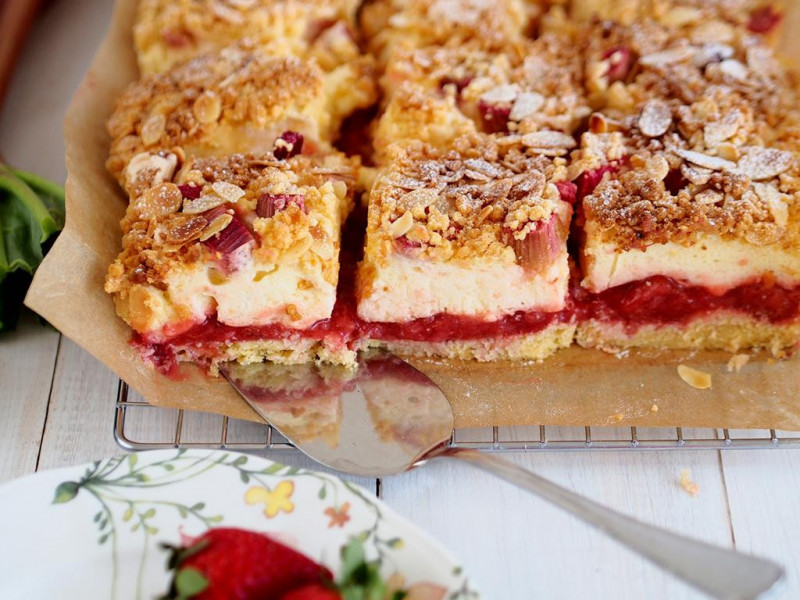 Kruche ciasto z pianką, rabarbarem i truskawkami pokrojone na kawałki