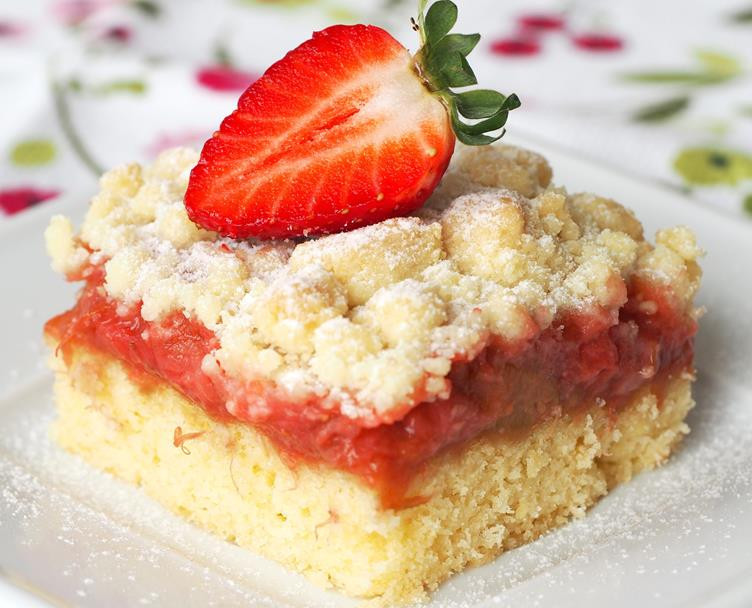 Kruche ciasto z rabarbarem i truskawkami