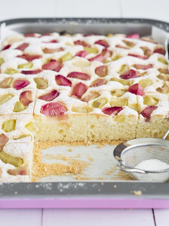 Lekkie ciasto z rabarbarem na blaszce