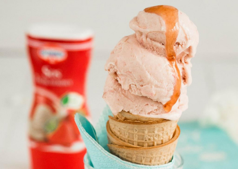 Lody rabarbarowe z sosem truskawkowym w wafelku