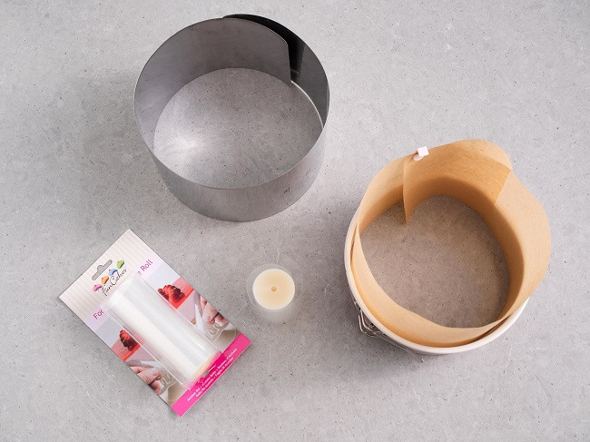 Metalowy rant i obręcz tortownicy z rantem z papieru do pieczenia