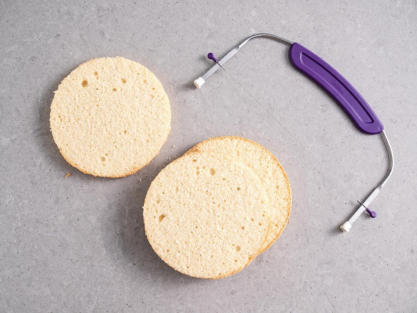 Nóż strunowy do krojenia biszkoptu Wilton i pokrojony biszkopt