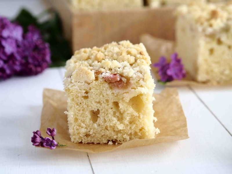 Kawałek placka z rabarbarem na maślance