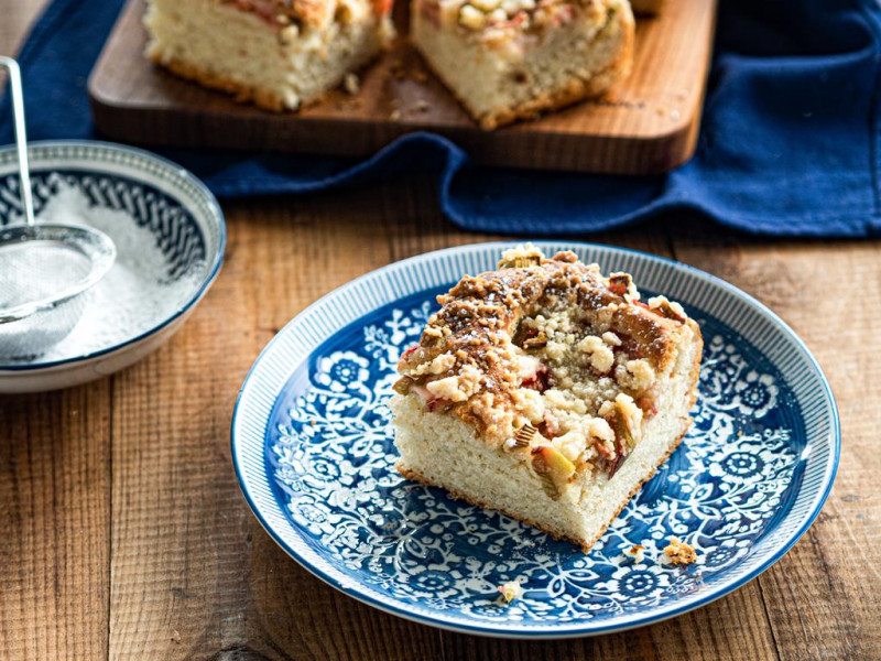 Kawałek wegańskiej drożdżówki z rabarbarem na talerzyku - Wszystkiego Słodkiego