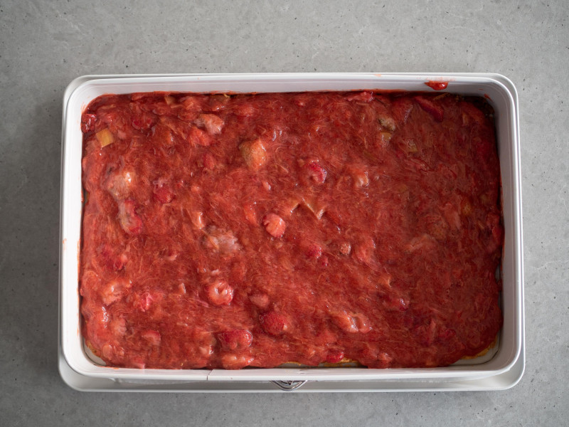 truskawki i rabarbar wyłożone na kruche ciasto w tortownicy