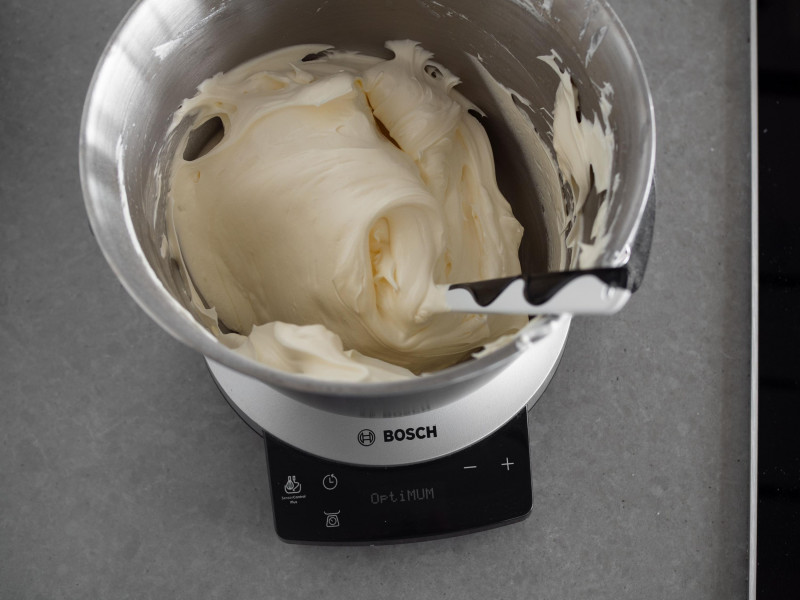 budyniowa pianka w misie robota kuchennego marki bosch wymieszana za pomocą szpatułki kuchennej