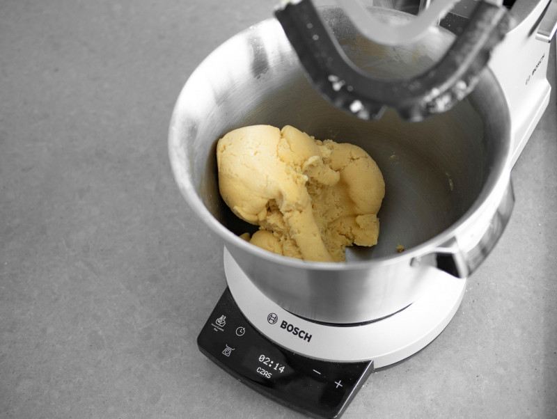 zagniecione ciasto kruche w misie robota kuchennego marki bosch