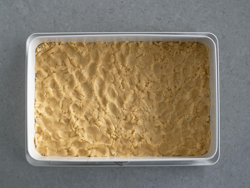 prostokątna tortownica z dnem wyłożonym kruchym ciastem