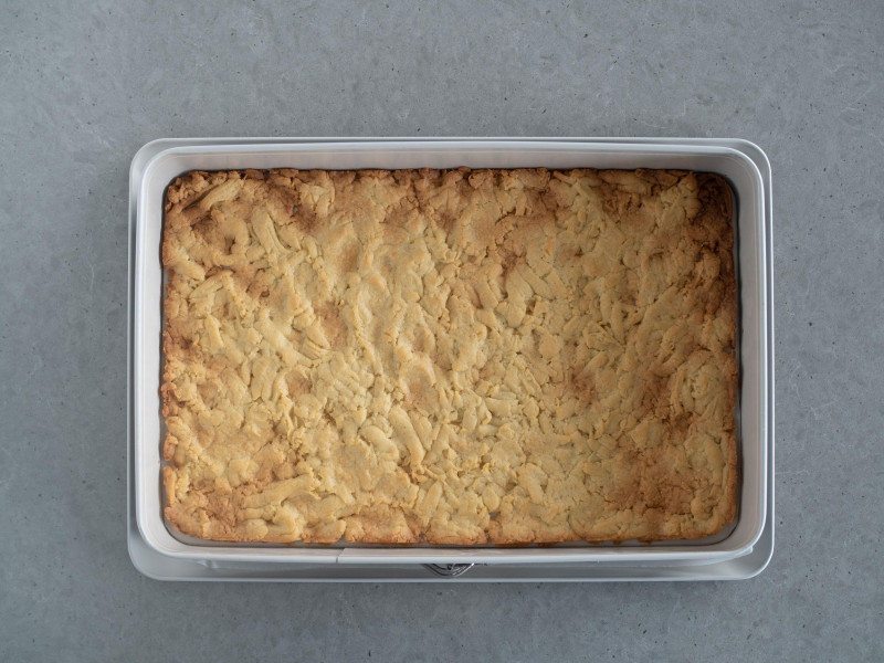 upieczone ciasto kruche w prostokątnej tortownicy