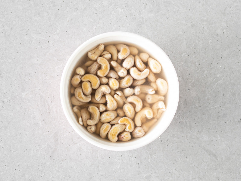 Nerkowce w miseczce, zalane wrzątkiem.