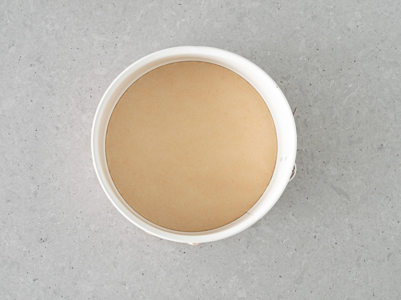 Tortownica wyłożona papierem do pieczenia.