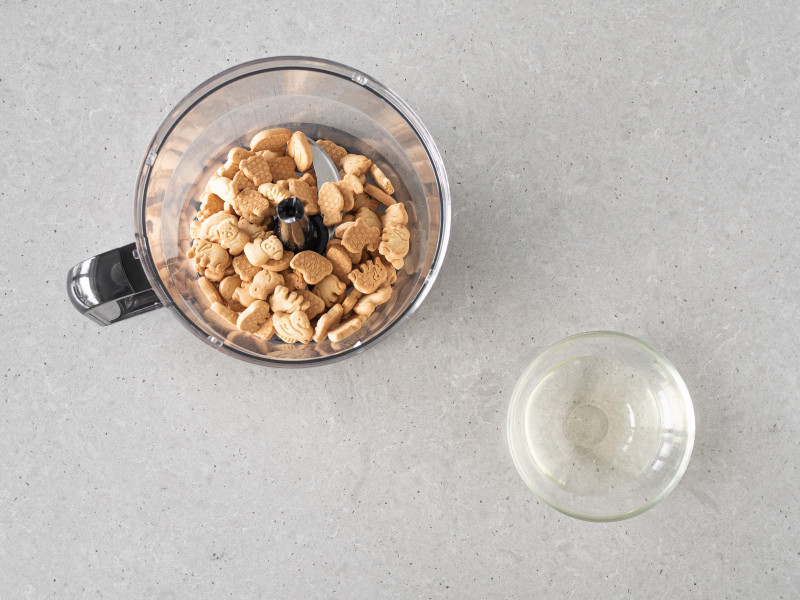 Herbatniki wegańskie w malakserze. Obok rozpuszczony olej kokosowy.