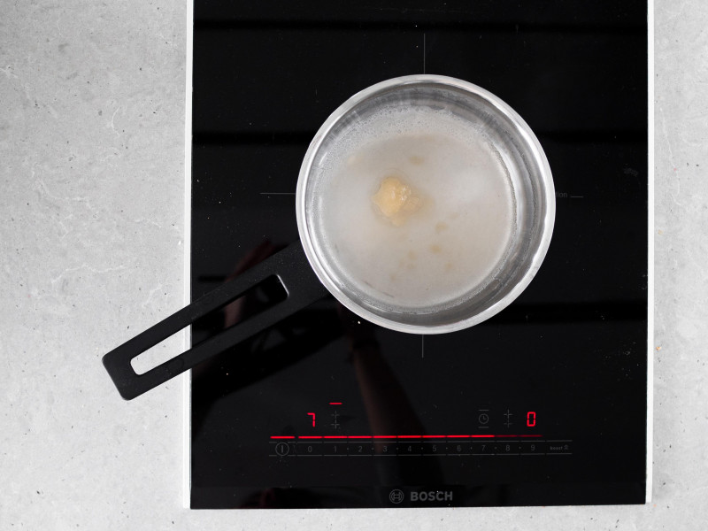 Agar z wodą w garnku,