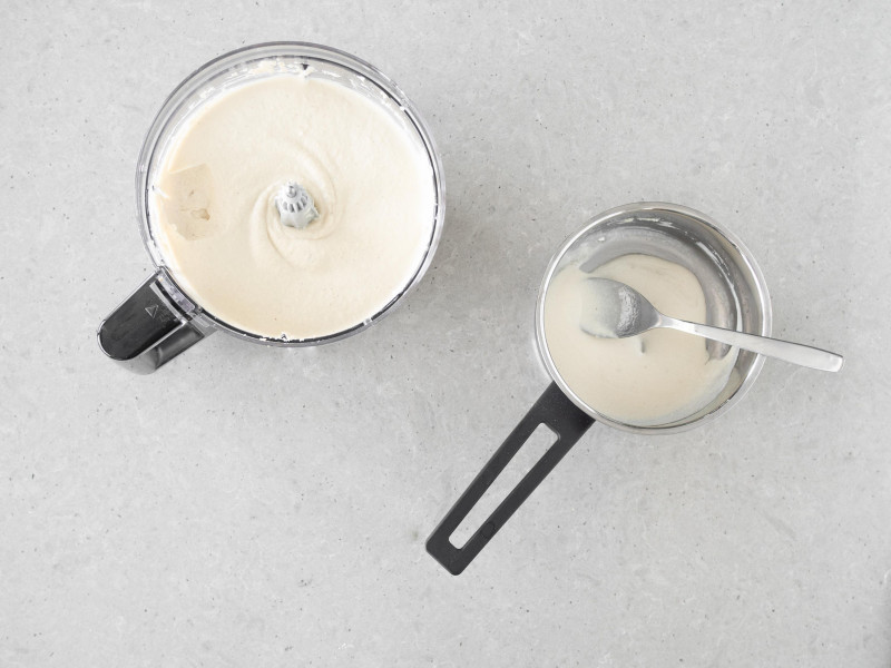 Rozpuszczony agar z dodatkiem masy na bazie nerkowców w garnku. W malakserze masa z nerkowców i tofu.