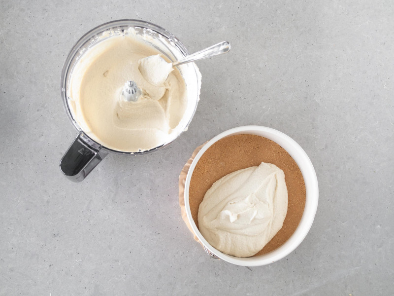 Spód z herbatników, a na nim masa z nerkowców i tofu.