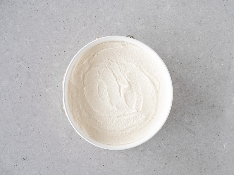 Masa z nerkowców i tofu w tortownicy.