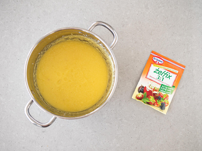 Zblendowany dżem z ananasa i kokosa. Obok żelfix 3:1 Dr. Oetkera.