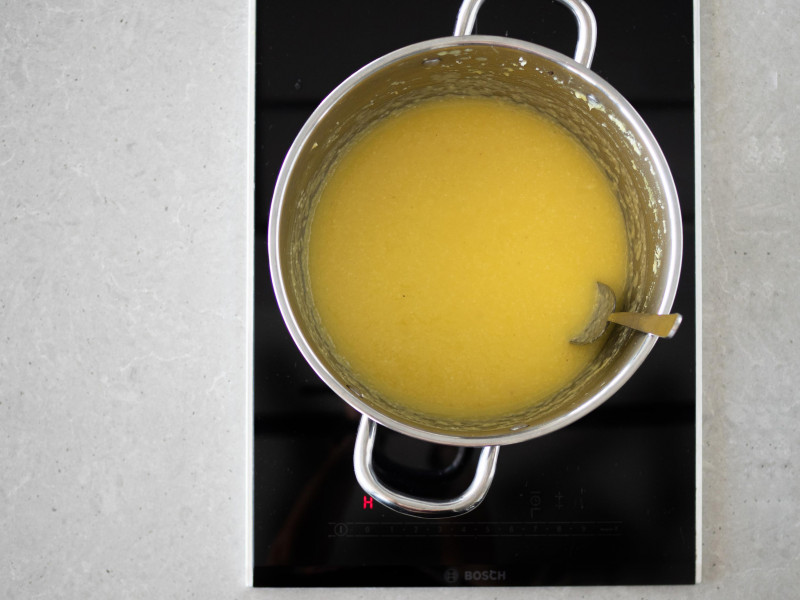 Gotowanie dżemu ananasowego z kokosem na kuchence indukcyjnej.