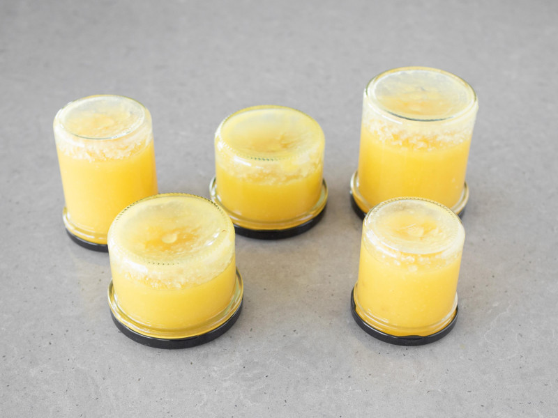 Gotowy dżem ananasowy z kokosem w słoiczkach.