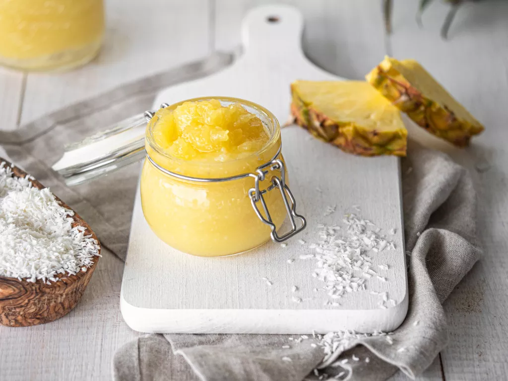 Dżem ananasowy z kokosem (Pina Colada) na białej, drewnianej deseczce - Wszystkiego Słodkiego