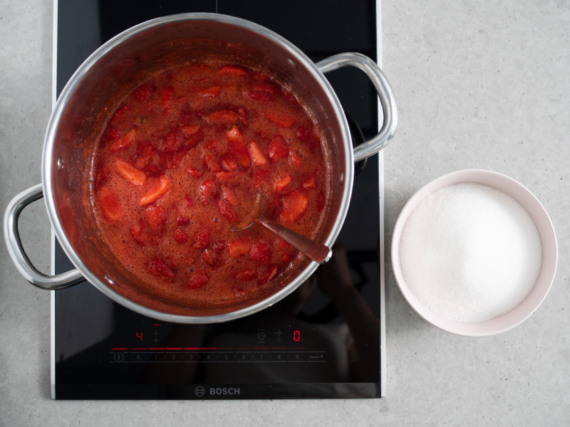 zagotowane truskawki, cukier do dżemu