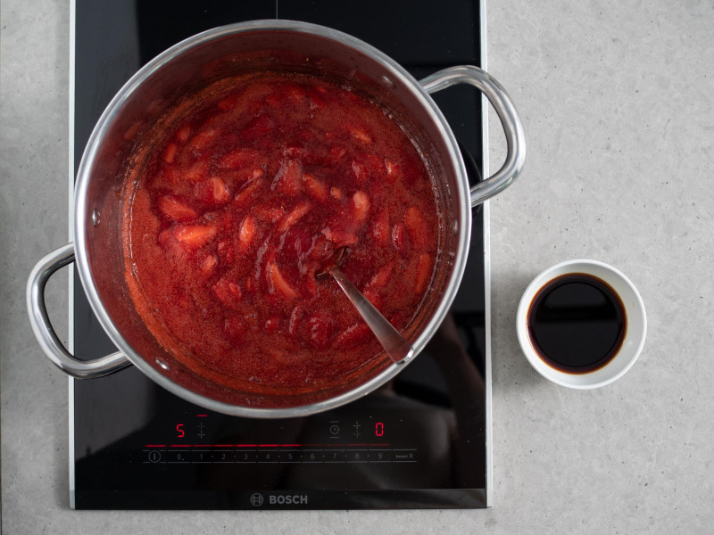 truskawki zagotowane z żelfixem i cukrem, ocet balsamiczny