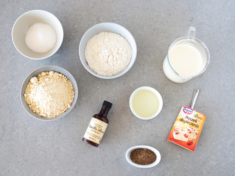W miseczkach przygotowane składniki na gofry: mąka pszenna, mąka z ciecierzycy, cukier, proszek do pieczenia, zmielone siemię lniane, napój sojowy, olej rzepakowy i ekstrakt z wanilli Taylor & Colledge