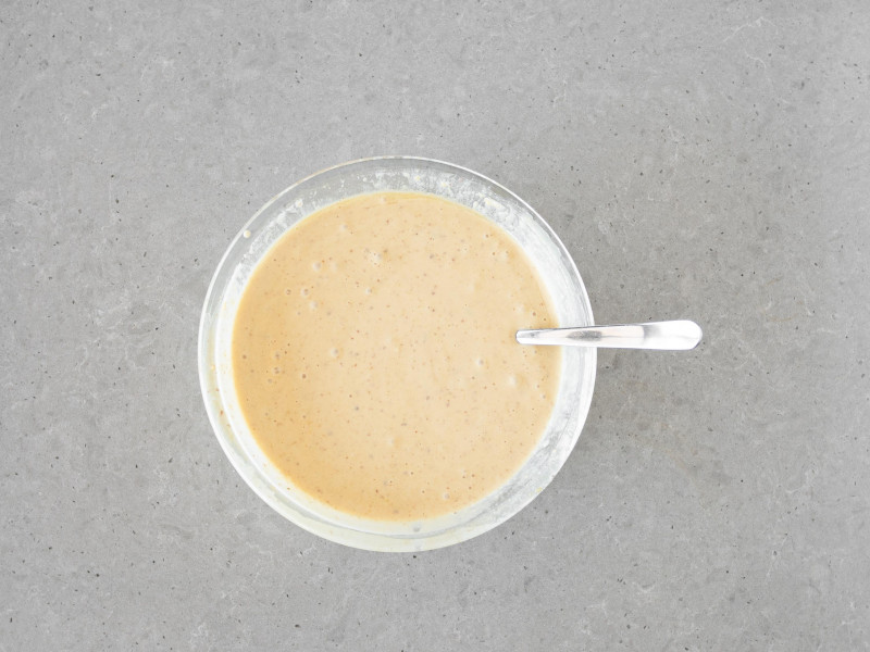 Zblendowane składniki na gofry w misce.