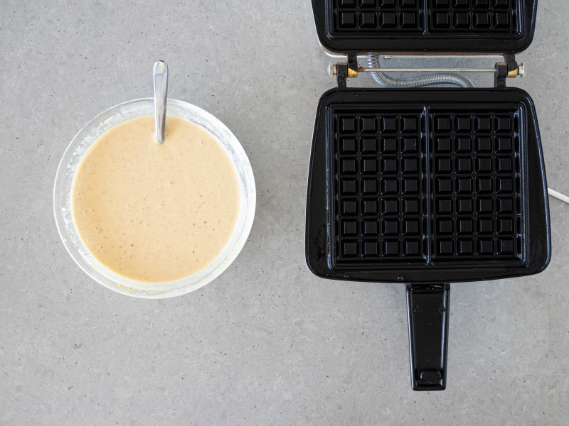 Rozgrzana gofrownica, a obok zblendowane ciasto na gofry wegańskie.