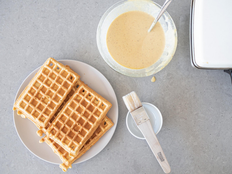 Usmażone gofry wegańskie na talerzu.