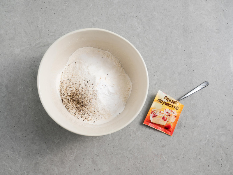 mąka pszenna, proszek do pieczenia Dr. Oetkera, sól, pieprz czarny