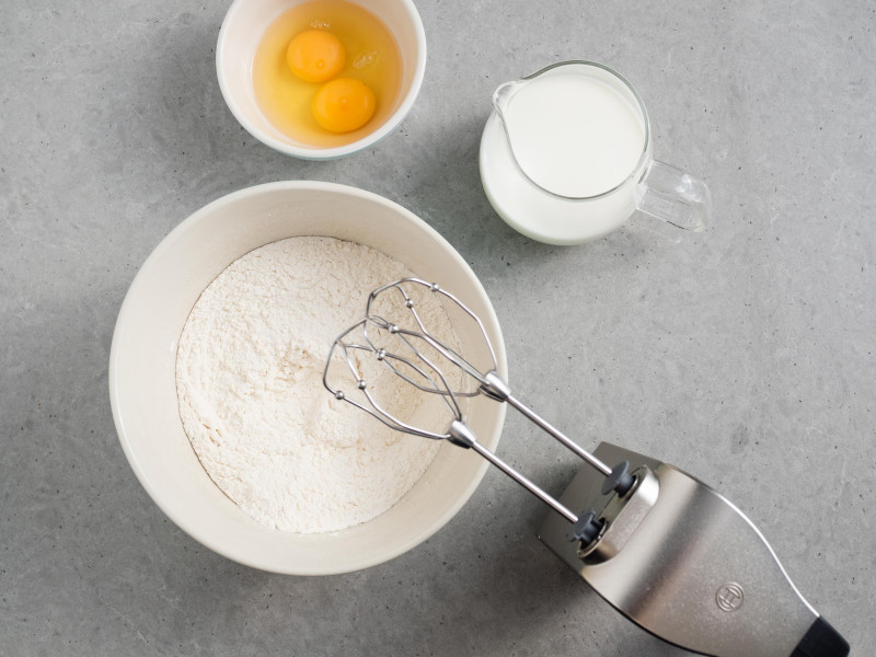 suche składniki, mleko , jajka na gofry, mikser ręczny Bosch MFQ4730