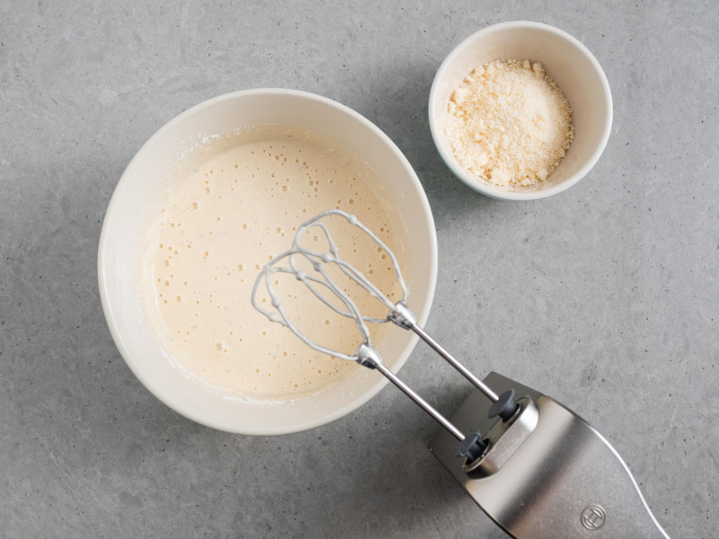 ciasto na gofry, parmezan, mikser ręczny Bosch MFQ4730