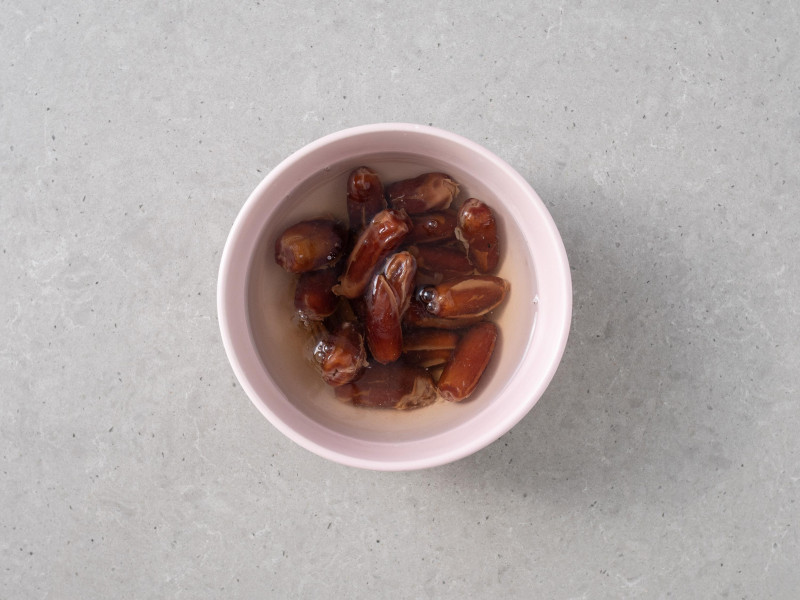 Daktyle zalane wrzątkiem w miseczce.