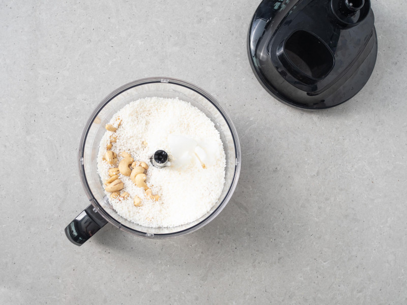 W misie malaksera suszone daktyle, orzechy nerkowca, wiórki kokosowe i olej kokosowy.