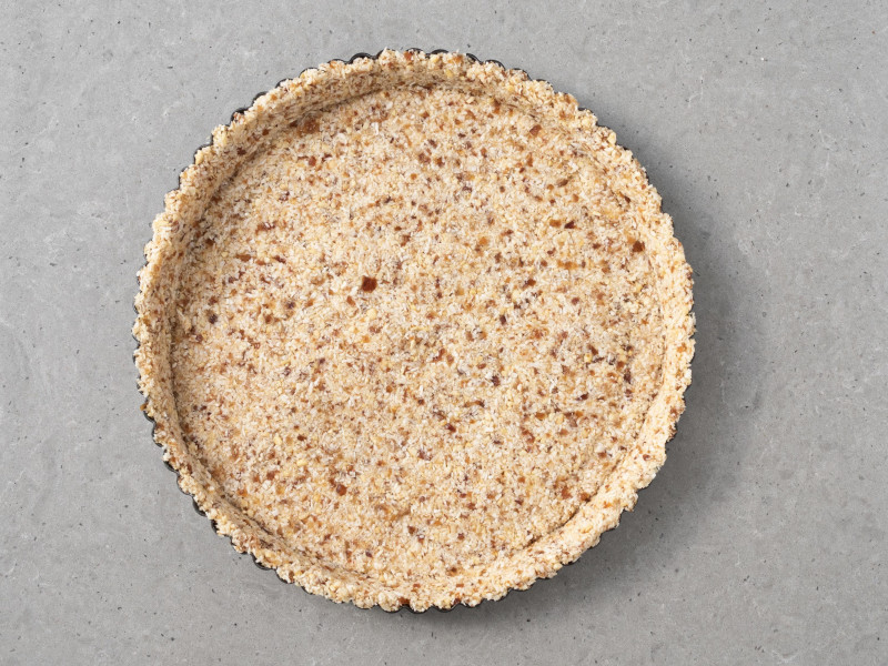 Spód bez pieczenia z daktyli, orzechów nerkowca i wiórków kokosowych.