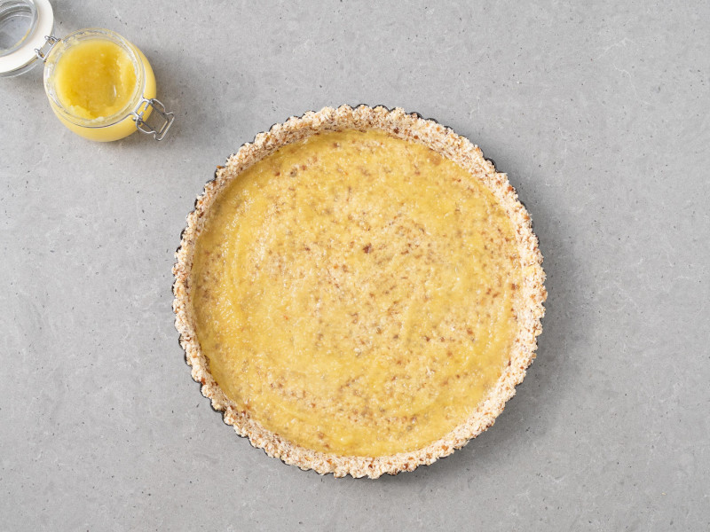 Dno tarty posmarowane dżemem ananasowym.