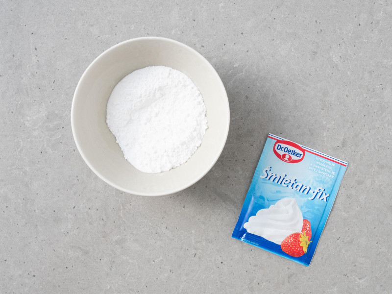 W miseczce cukier z wanilią, cukier puder i śmietan fix.