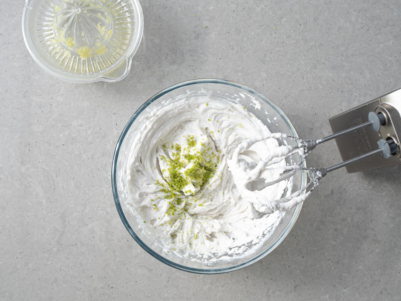 W misce śmietanka kokosowa z cukrami, śmietan-fix'em skórką i sokiem z limonki.