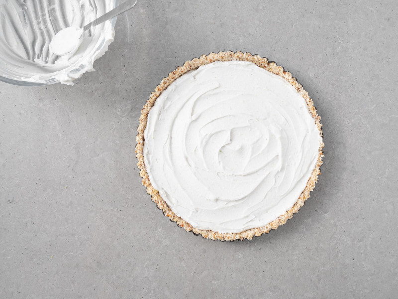 Ubita śmietanka kokosowa przełożona na tartę.