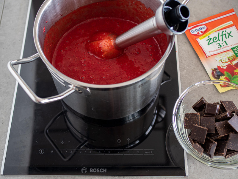 w garnku zblendowane truskawki na dżem, w miseczce szklanej czekolada gorzka i żelfix dr. oetker